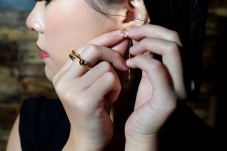 تفسير حلم الحلق الذهب في المنام لجميع الحالات